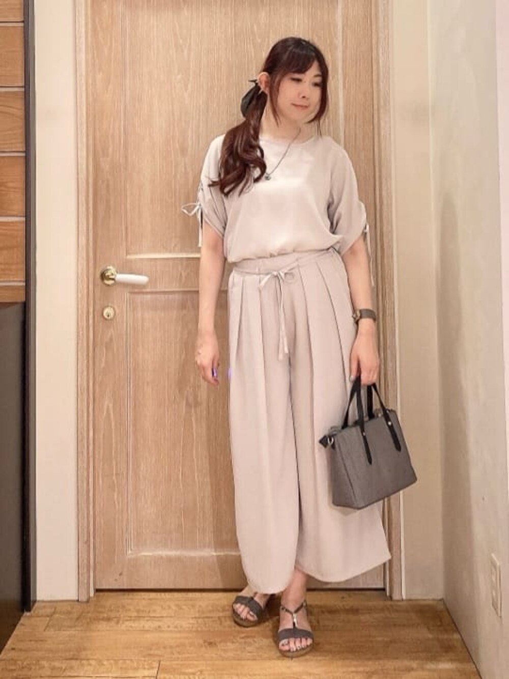 ベージュ系のシャツ/ブラウス、ベージュ系のその他パンツ、グレー系のサンダルを着用したレディースの夏コーディネートの1枚目の写真