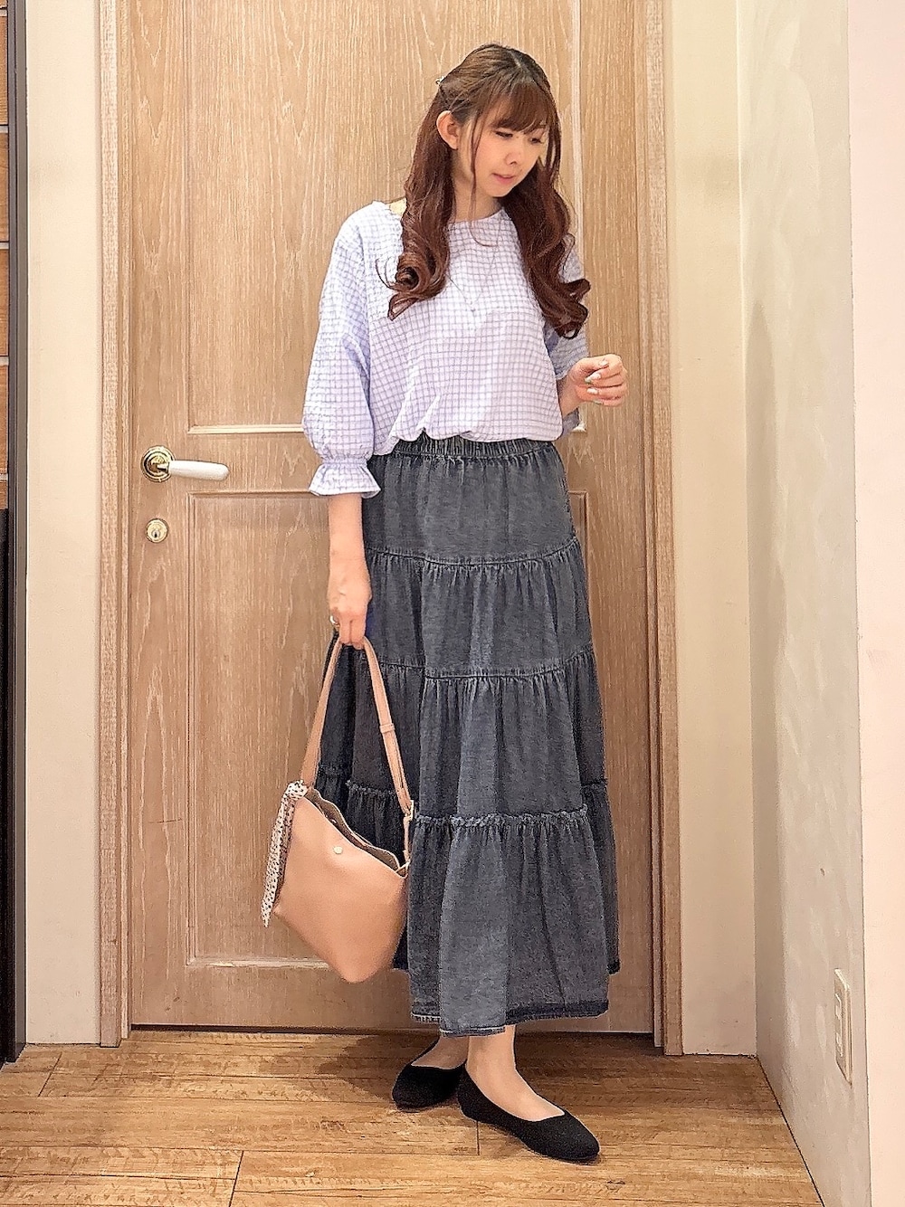 ブルー系のシャツ/ブラウス、ブルー系のデニムスカート、ブラック系のパンプスを着用したレディースの春コーディネートの1枚目の写真