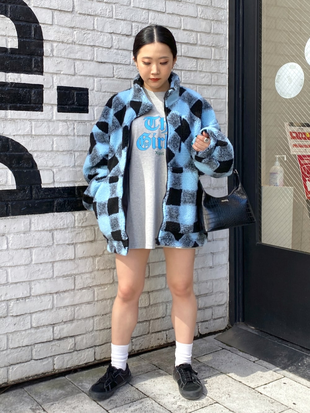 「秋のコーデ、カジュアルコーデ、ゆるコーデ、着回しコーデ、低身長、楽チンコーデ、ビックシルエット、ジャケットスタイル、x-girl、ショートパンツ、ボアジャケット、ボア、x-girl_ootd、ワンピース、スニーカー」｜「X-girlのBUFFALO PLAID BOA BLOUSON（ブルゾン、ブルー系）」を使った、YO-NEさん（レディース・155cm）の秋コーディネートの1枚目の写真