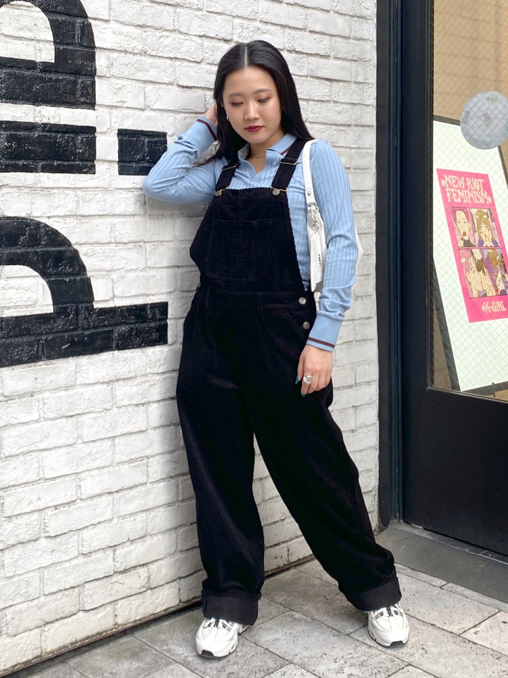 「オトナカジュアル、秋、秋のコーデ、シンプルスタイル、カジュアル、低身長女子、パンツコーデ、大人コーデ、ootd、ブラックコーデ、スニーカーコーデ、今日のコーデ、ビッグシルエット、モード、秋冬コーデ」｜「X-girlのCORDUROY OVERALL（サロペット/オーバーオール、ブラック系）」を使った、YO-NEさん（レディース・155cm）の秋コーディネートの1枚目の写真