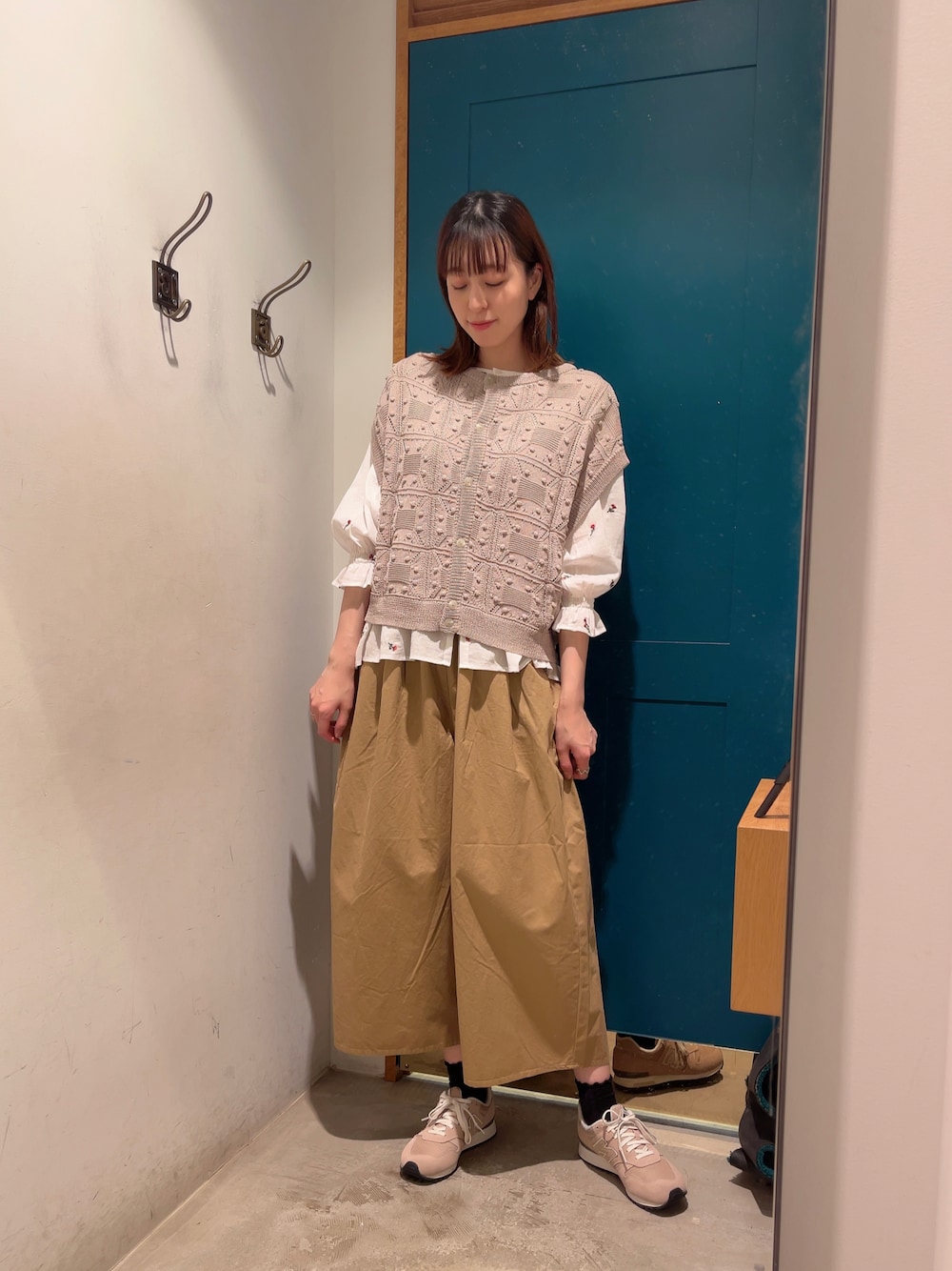 ベージュ系のベスト、ベージュ系のその他パンツ、ホワイト系のシャツ/ブラウスを着用したレディースの夏コーディネートの1枚目の写真
