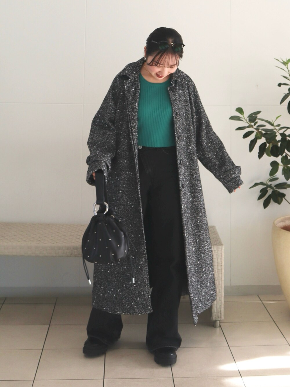 「新星WEARISTAにエントリー、クリスマスに着たい服、グリーン、休日スタイル、オトナカジュアル、きれいめカジュアル、デートコーデ、デニム、フレアデニム、コート、ロングコート、スタンドカラー、厚底ブーツ、低身長コーデ」｜「mysticのバックスリットショートニット（ニット/セーター、グリーン系）」を使った、さとみ🫐（23）　　さん（レディース・153cm）の冬コーディネートの1枚目の写真