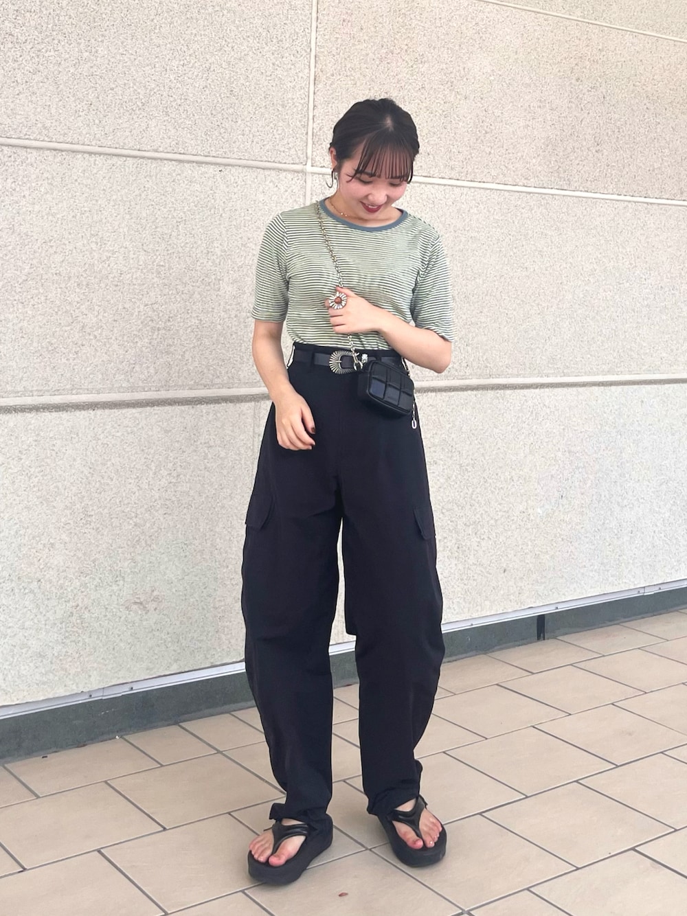 「秋服準備はじめました、秋先取りコーデ、シンプルスタイル、カジュアルコーデ、カラー×コーデ、ボーダー、サンダル、トングサンダル、ショルダーバッグ、ミニバッグ、シルバーアクセサリー、骨格ウェーブ、低身長、低身長コーデ」｜「MILLERの【MILLER/ミラー】ボーダークルーネックTシャツ（Tシャツ/カットソー、グリーン系）」を使った、さとみ🫐（23）　　さん（レディース・153cm）の夏コーディネートの1枚目の写真