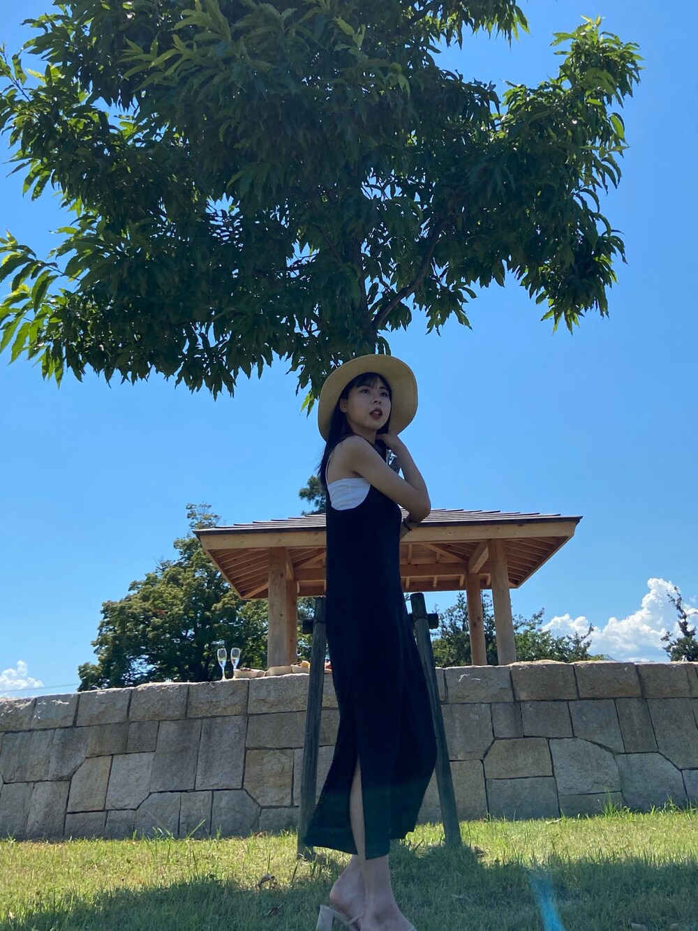 「ワンピース、シンプル、H&M、summer、モノトーン、ootd、ロングワンピース、夏コーデ、麦わら帽子、ピクニック、ピクニックスタイル、いいね、save、フォローお願いします🤑」｜「H&Mのアイテム（帽子、ベージュ系）」を使った、Hirokaさん（レディース・157cm）の秋コーディネートの1枚目の写真