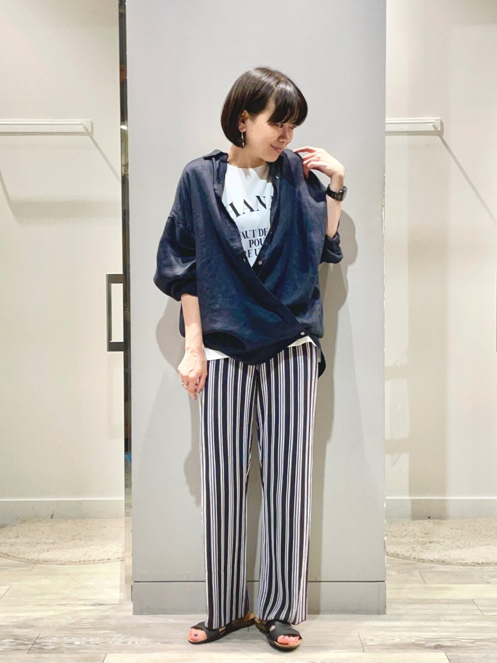「シンプル、シンプルコーデ、きれいめカジュアル、ロゴT、秋服準備はじめました、リネンシャツ、ストライプパンツ、黒シャツ、アバハウスアウトレット、abahouse mavie、40代ファッション」｜「abahouse mavieのﾜｲﾄﾞﾛｺﾞT（Tシャツ/カットソー、ホワイト系）」を使った、namikiayaさん（レディース・161cm）の夏コーディネートの1枚目の写真