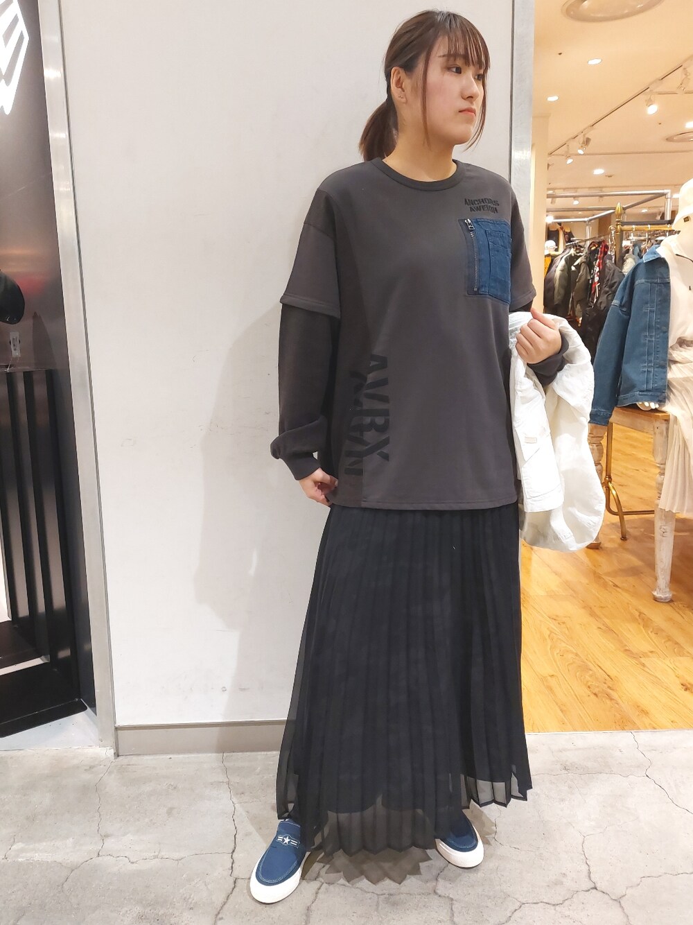 「AVIREX、AVIREXBelle、スカートスタイル、スカート、高身長女子、黒スカート、ゆるコーデ、キレイめ、大人かわいい、春服、春アウター、白アウター、大人コーデ、春物、スリッポン」｜「AVIREXのDENIM COMBI SWEAT/ デニムコンビスウェット（スウェット、グレー系）」を使った、naoさん（レディース・167cm）の冬コーディネートの1枚目の写真