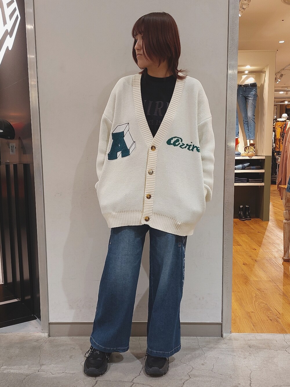 「AVIREX、AVIREXBelle、春コーデ、春カラー、カーディガン、高身長女子、高身長コーデ、デニムコーデ、デニムパンツ、レディースコーデ、メンズカーディガン、休日スタイル、休日コーデ、パンツスタイル、オーバーサイズ」｜「AVIREXのFINE COLOR SCHEME　EMBROIDERY　TOPS/ ファインカラースキーム刺繍トップス（Tシャツ/カットソー、ブラック系）」を使った、naoさん（レディース・167cm）の冬コーディネートの1枚目の写真