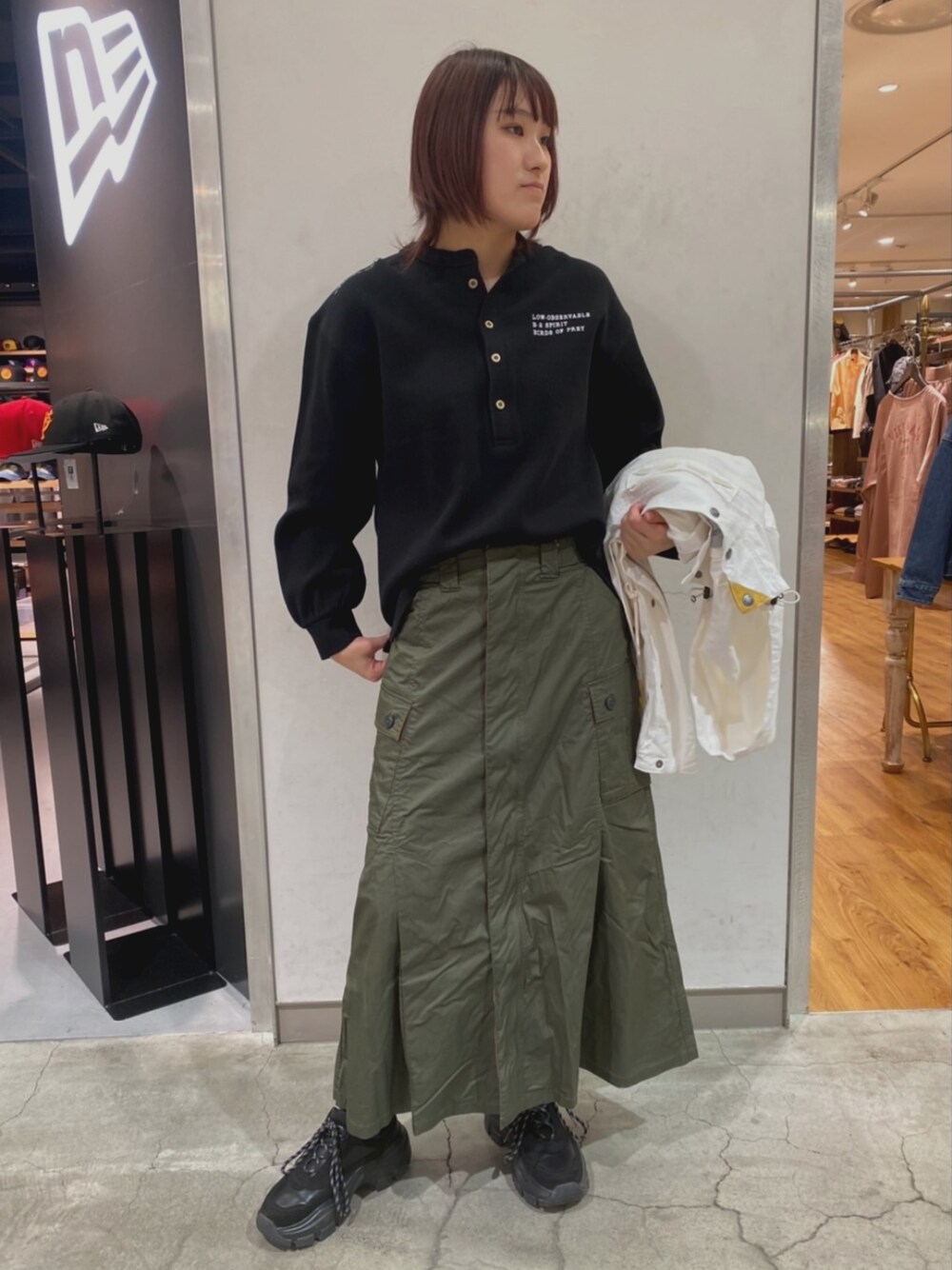 「AVIREX、AVIREXBelle、スカート、スカートスタイル、大人カジュアル、大人女子、高身長女子、高身長コーデ、レディースファッション、きれいめカジュアル、春コーデ、春カラー、リラックススタイル、休日スタイル、休日コーデ」｜「AVIREXのステンシルプリント ヘンリーネックプルオーバー/ STENCIL PRINT HENLEY NECK PULL OVER（Tシャツ/カットソー、ブラック系）」を使った、naoさん（レディース・167cm）の冬コーディネートの1枚目の写真