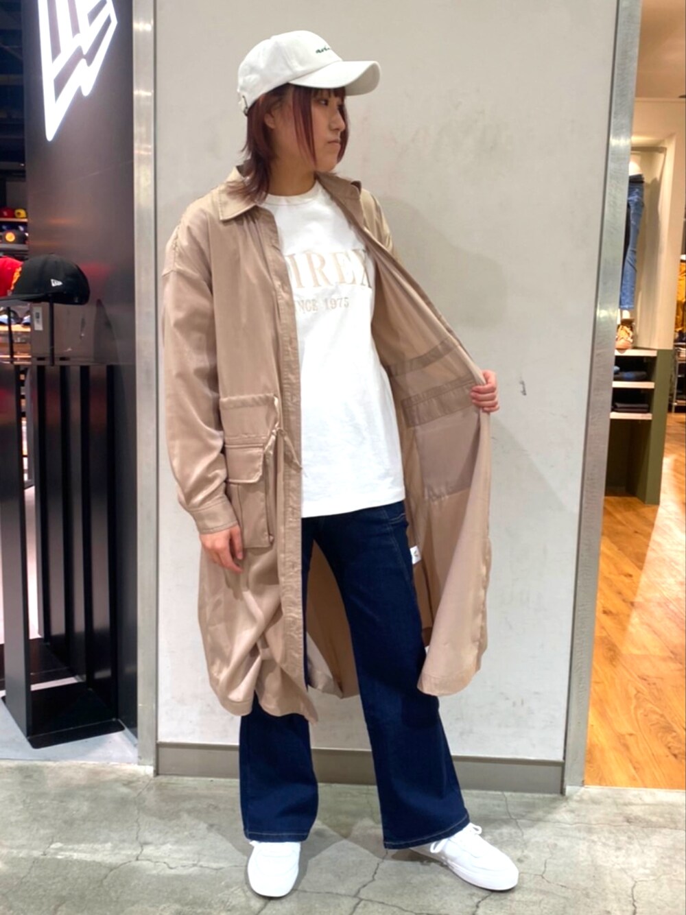 「AVIREX、AVIREXBelle、大人コーデ、休日スタイル、キレイめ、スニーカー、パンツスタイル、ラフ、大人ガーリー、はるコーデ、きれいめカジュアル、春コーデ、高身長女子、レディース、レディースファッション」｜「AVIREXのAB MARK CAP/ ABマーク キャップ（キャップ、ホワイト系）」を使った、naoさん（レディース・167cm）の春コーディネートの1枚目の写真
