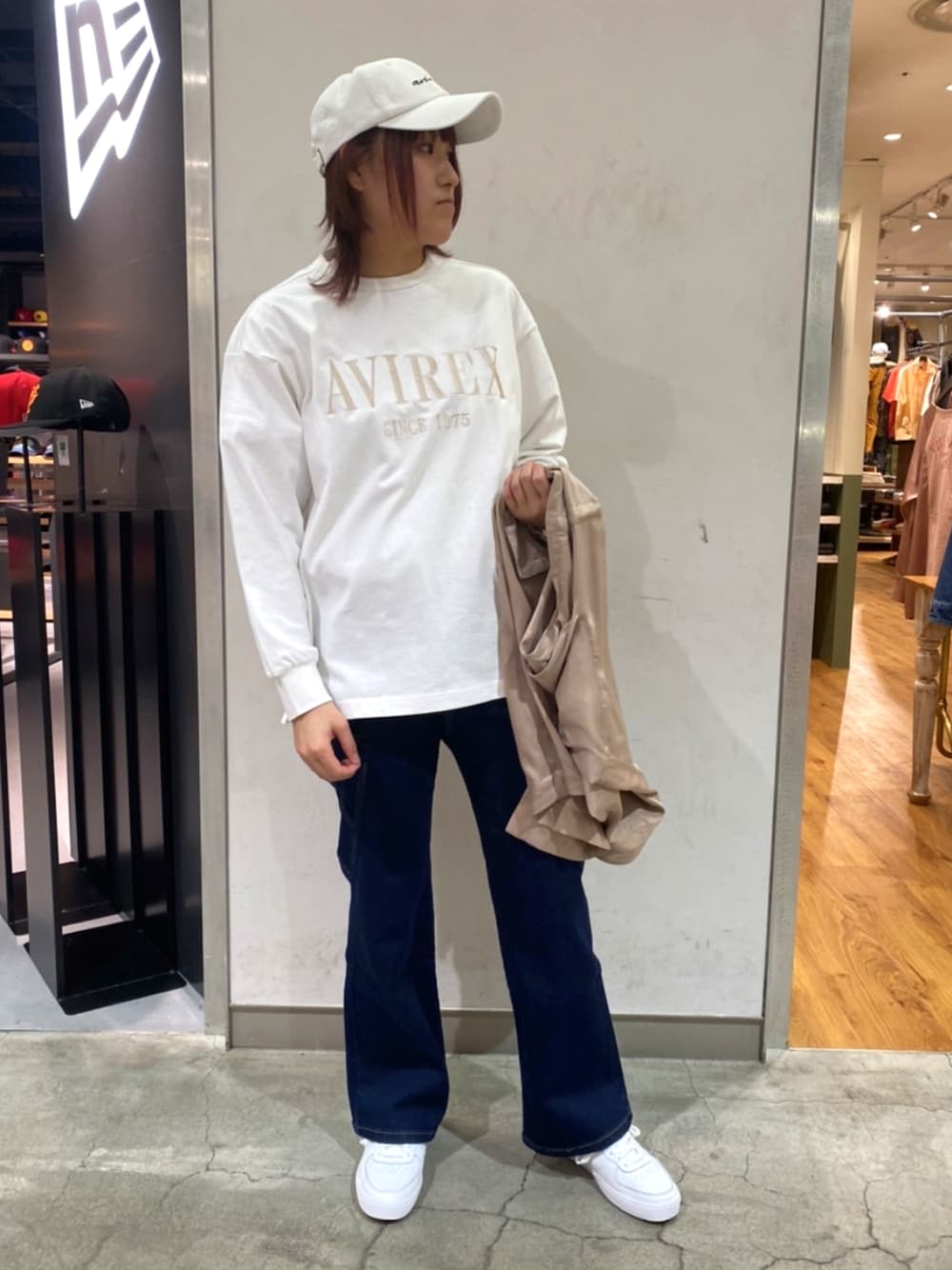 「AVIREX、AVIREXBelle、ワンピース、デニム、デニムパンツ、デニムコーデ、春先取り、春服、春コーデ、キャップ女子、キャップコーデ、白スニーカー、白キャップ、白コーデ、スニーカーコーデ」｜「AVIREXのAB MARK CAP/ ABマーク キャップ（キャップ、ホワイト系）」を使った、naoさん（レディース・167cm）の春コーディネートの1枚目の写真