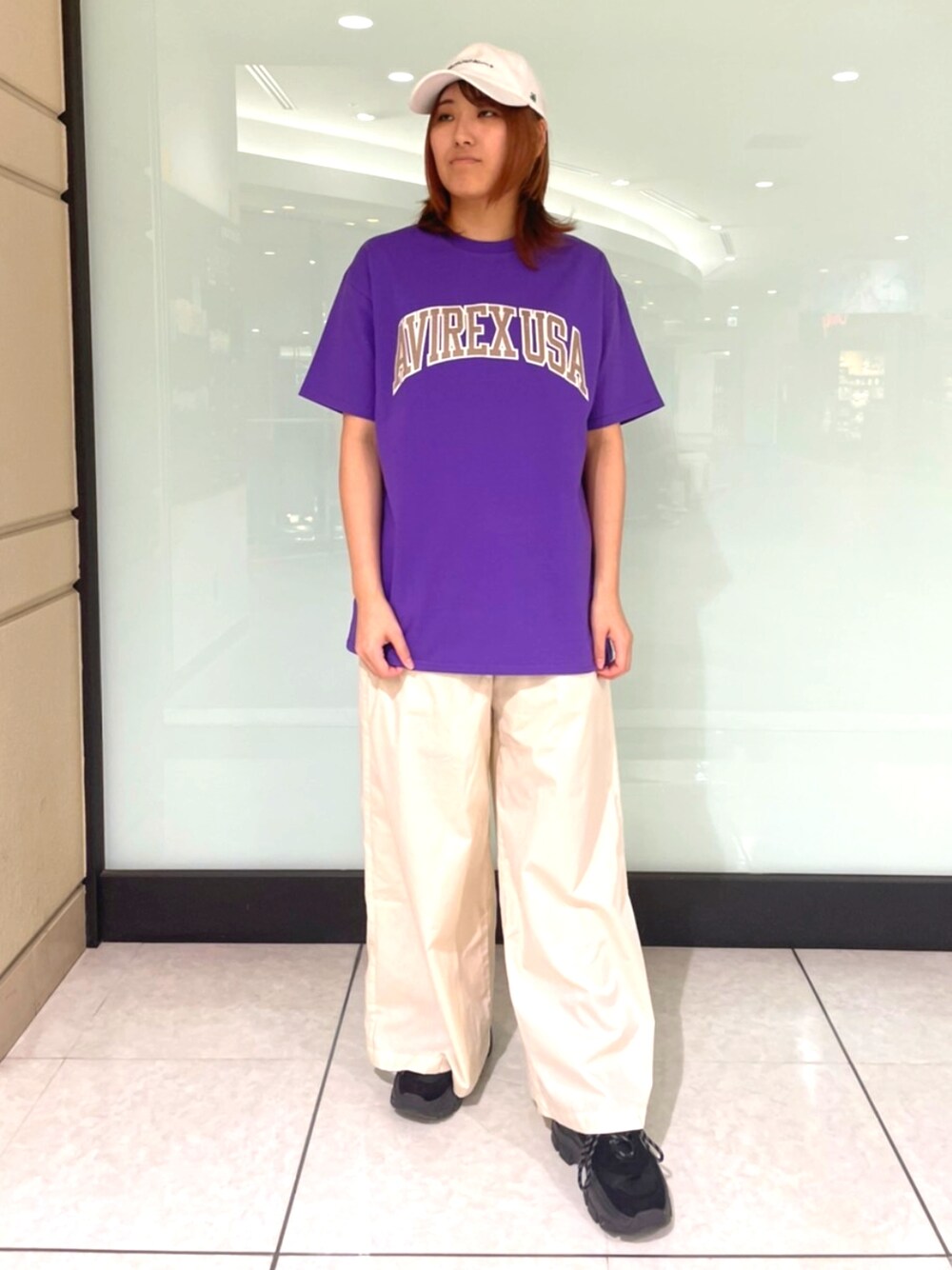 「AVIREX、AVIREXBelle、夏コーデ、夏服、パンツスタイル、カラー×コーデ、お出かけコーデ、大人かわいい、高身長コーデ、レディース、レディースファッション、むらさき、高身長女子コーデ、高身長女子、高身長」｜「AVIREXのAB MARK CAP/ ABマーク キャップ（キャップ、ホワイト系）」を使った、naoさん（レディース・167cm）の春コーディネートの1枚目の写真