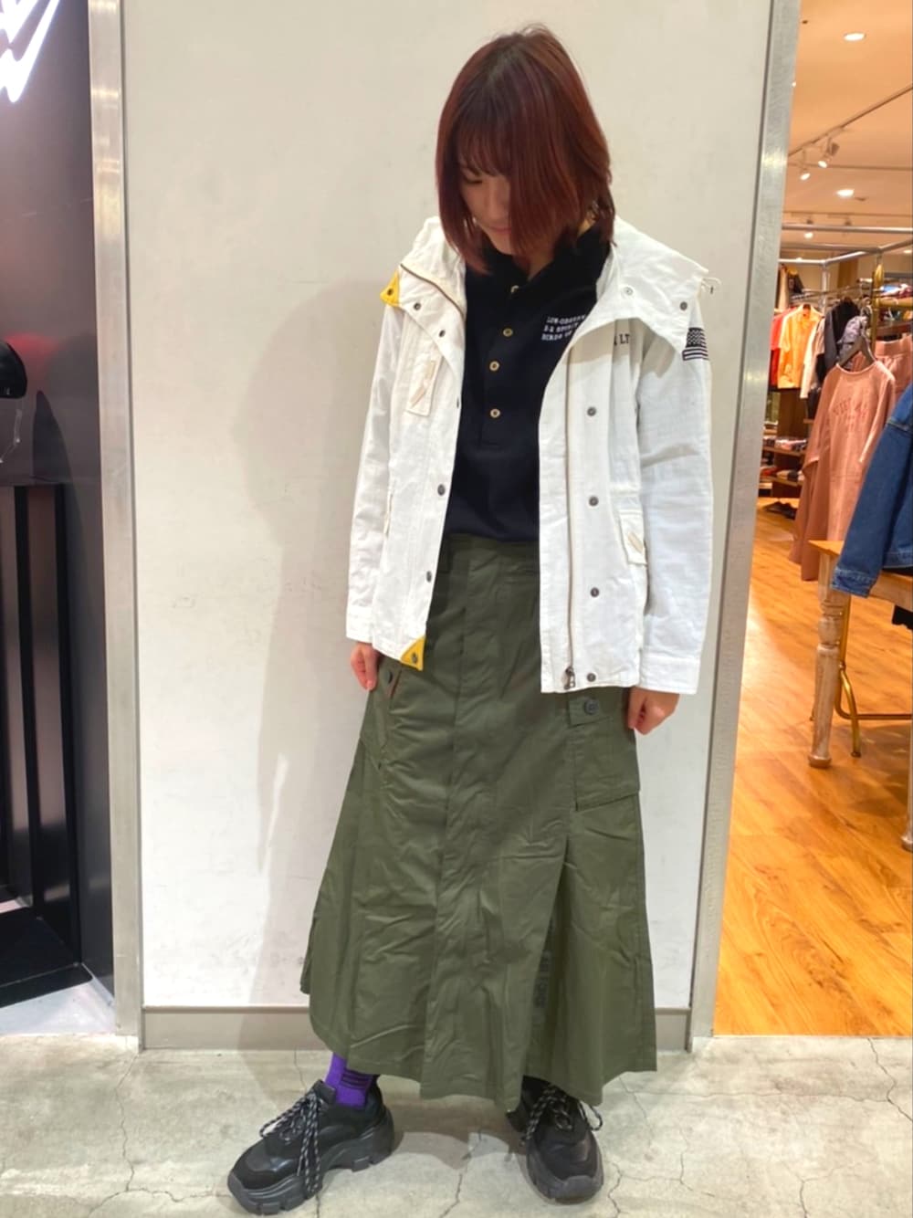 「AVIREX、AVIREXBelle、春コーデ、春アウター、春カラー、高身長女子、高身長コーデ、レディース、カラーソックス、スカート、スカートスタイル、スカートコーデ、休日スタイル、休日コーデ、休日カジュアル」｜「AVIREXのステンシルプリント ヘンリーネックプルオーバー/ STENCIL PRINT HENLEY NECK PULL OVER（Tシャツ/カットソー、ブラック系）」を使った、naoさん（レディース・167cm）の春コーディネートの1枚目の写真