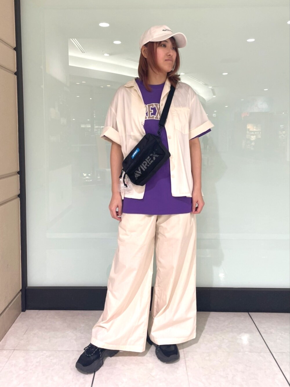「AVIREX、AVIREXBelle、夏コーデ、夏、夏服、カラーコーデ、カラーシャツ、レディース、レディースファッション、高身長女子、高身長コーデ、高身長、春夏コーデ、白パンツ、お出かけコーデ」｜「AVIREXのAB MARK CAP/ ABマーク キャップ（キャップ、ホワイト系）」を使った、naoさん（レディース・167cm）の春コーディネートの1枚目の写真