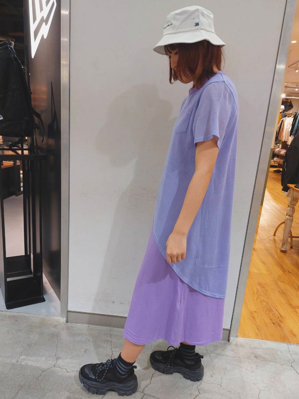 「AVIREX、AVIREXBelle、休日コーデ、休日スタイル、シンプルスタイル、シンプル、高身長コーデ、高身長女子、春、春カラー、春コーデ、春ワンピ、ワンピーススタイル、ワンピースコーデ、レディース」｜「AVIREXのAB MARK BUCKET HAT/ ABマーク バケットハット（ハット、ホワイト系）」を使った、naoさん（レディース・167cm）の春コーディネートの1枚目の写真