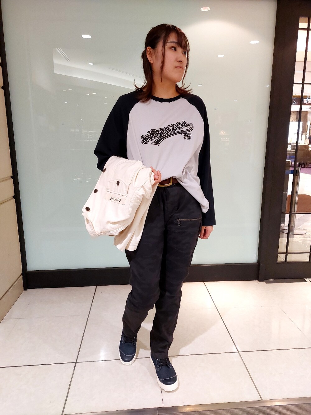 「AVIREX、AVIREXBelle、パンツスタイル、迷彩パンツ、ロゴT、ﾃﾞﾆﾑｼｭｰｽﾞ、シンプル、アメカジ、高身長女子、カジュアルコーデ、春コーデ、春カラー、春先取り、黒コーデ、黒Tシャツ」｜「AVIREXのAVIREX/アヴィレックス/ストレッチ ドビー パンツ/STRETCH DOBBY PANT（パンツ、その他）」を使った、naoさん（レディース・167cm）の冬コーディネートの1枚目の写真