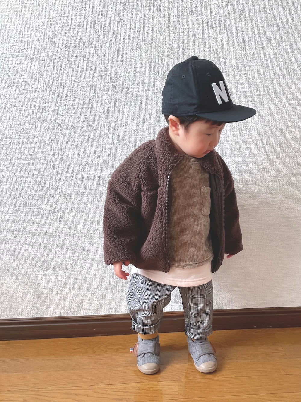 「休日スタイル、カジュアルコーデ、男の子、男の子コーデ、1歳、プティマイン(petit main)、バースデイ、GU、あったかコーデ」｜「Birthdayのアイテム（キャップ、ブラック系）」を使った、Haakunさん（キッズ・80cm）の冬コーディネートの1枚目の写真