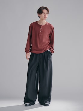 「Adoon plain（アドーンプレーン）のStudded Detail Center Press Wide Slacks / スタッズデザインセンタープレスワイドスラックス（スラックス、ブラウン系）」を使った、hikaruさん（メンズ・173cm）の春コーディネート