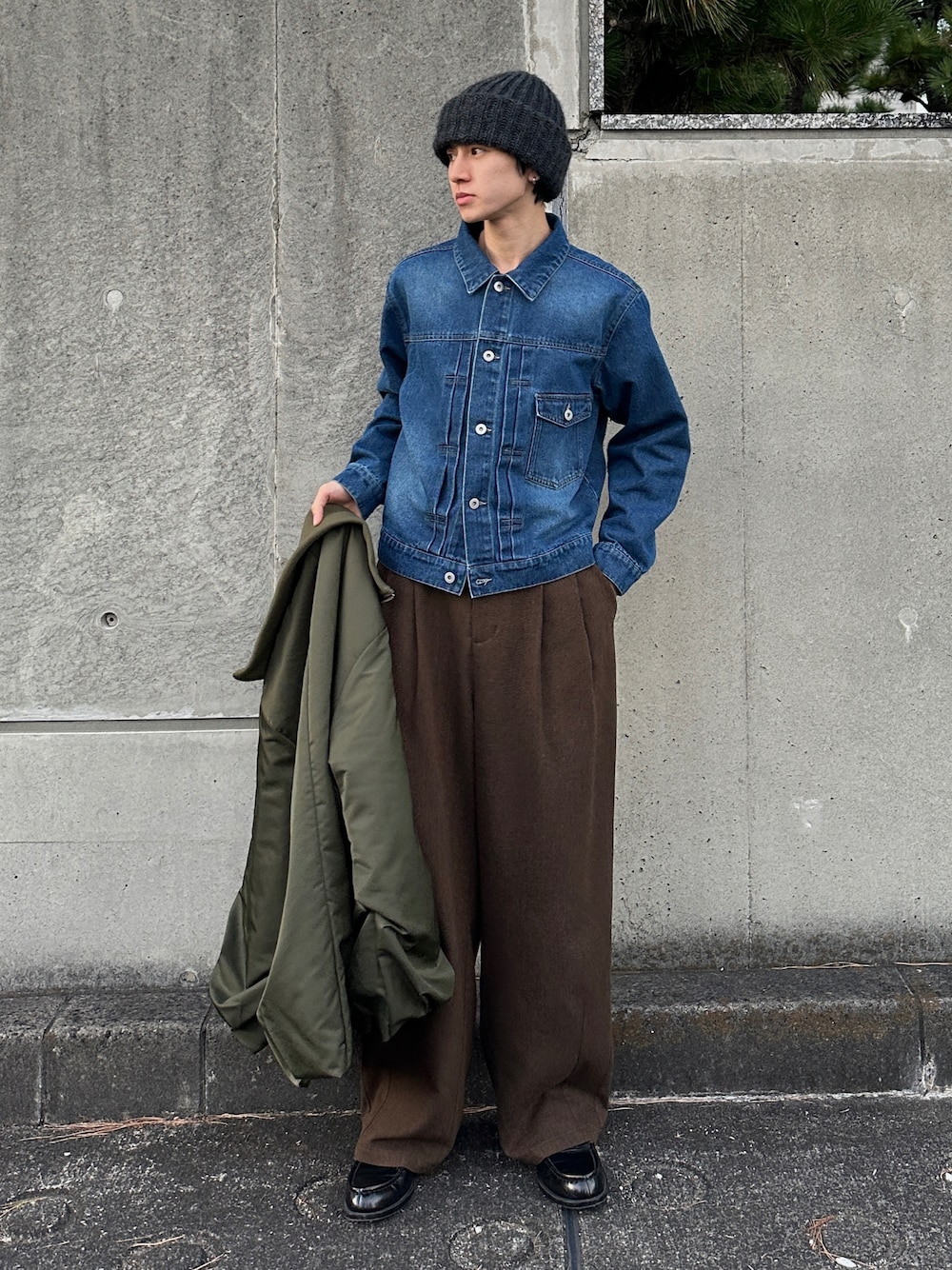 「冬コーデ、マイベストコーデ2024、冬アウター、冬アウター着回しチャレンジ、デニムジャケット、Adoonplain、WEARyouthコーデ、WEARタイアップ、おしゃ見えテクニック」｜「Adoon plainのヘリンボーンバレルレッグワイドパンツ（スラックス、グレー系）」を使った、hikaruさん（メンズ・173cm）の冬コーディネートの1枚目の写真