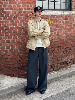 「Adoon plain(アドーンプレーン)のASSORTED 2 TUCK WIDE SLACKS / アソート2タックワイドスラックス(スラックス)」を使った、hikaruさん(メンズ・173cm)の秋コーディネート