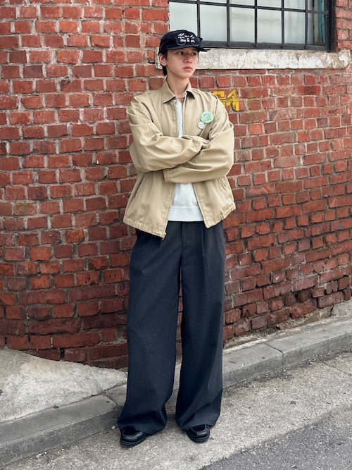 「Adoon plain(アドーンプレーン)のASSORTED 2 TUCK WIDE SLACKS / アソート2タックワイドスラックス(スラックス)」を使った、hikaruさん(メンズ・173cm)の秋コーディネート