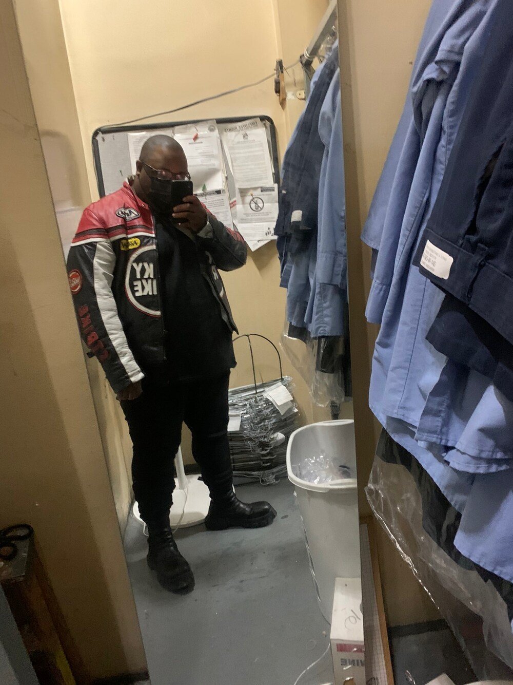 「NYC、vintage、RICK OWENS」｜「Rick Owensのアイテム（ブーツ、ブラック系）」を使った、animupapiさん（メンズ・170cm）の秋コーディネートの1枚目の写真