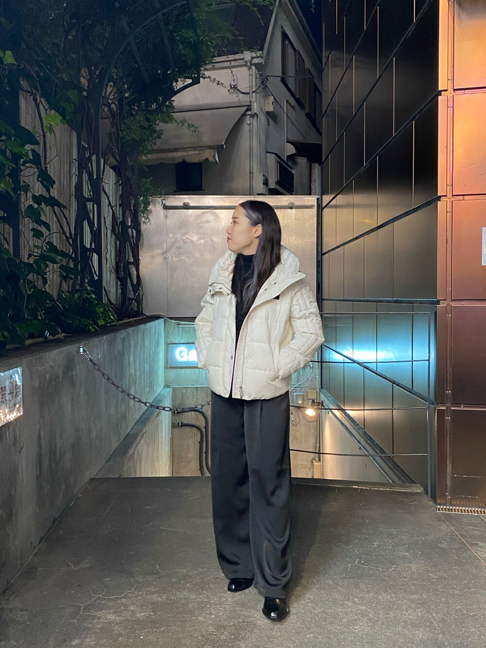 「AXchanger、AXchange、AXCatStreet、アルマーニエクスチェンジ、armaniexchange、大人カジュアル、ブーツ、きれいめカジュアル、白ダウン、ホワイト」｜「ARMANI EXCHANGEの【A|X アルマーニ エクスチェンジ】A|Xロゴ　フーディパファージャケット（ブルゾン、ホワイト系）」を使った、かわみーさん（レディース・158cm）の秋コーディネートの1枚目の写真
