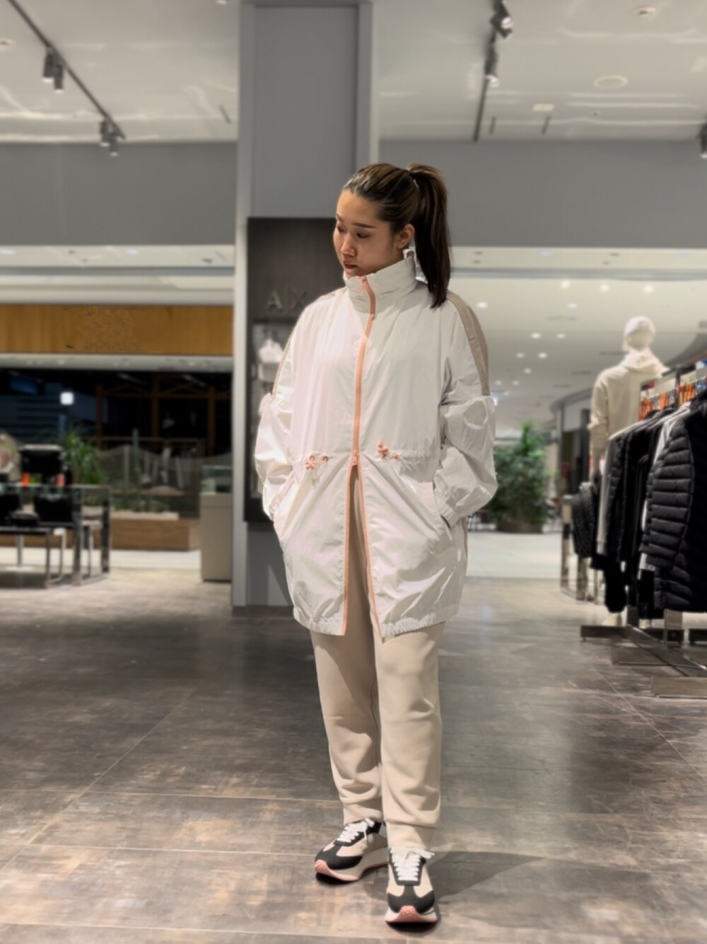「AXchanger、AXchange、アルマーニエクスチェンジ、armaniexchange、厚底シューズ、カジュアル、ラクチンコーデ、淡色コーデ、春色、春服」｜「ARMANI EXCHANGEの【A|X アルマーニ エクスチェンジ】バイカラー　ナイロンミディジャケット（ナイロンジャケット、ホワイト系）」を使った、かわみーさん（レディース・158cm）の春コーディネートの1枚目の写真