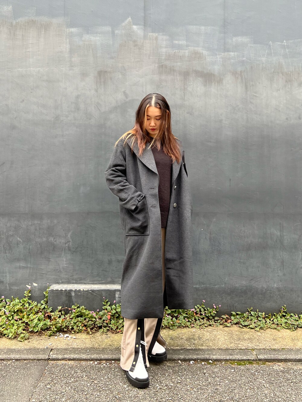 「AXchanger、AXchange、AXCatStreet、アルマーニエクスチェンジ、armaniexchange、ダッフルコート、白ブーツ、ジャージーパンツ、ロングコート、カジュアルコーデ」｜「ARMANI EXCHANGEの【A|X アルマーニ エクスチェンジ】デザインポケット　チェスターコート（チェスターコート、グレー系）」を使った、かわみーさん（レディース・158cm）の秋コーディネートの1枚目の写真