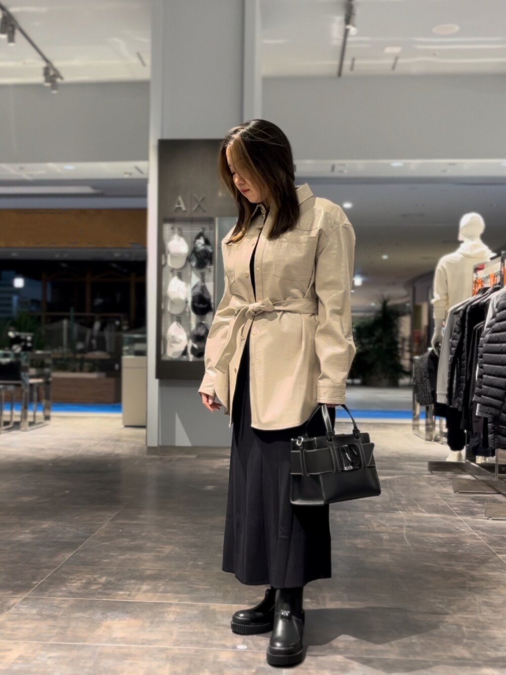 「AXchanger、AXchange、アルマーニエクスチェンジ、armaniexchange、ジャケット、トートバッグ、オトナ女子、シンプルコーデ、マーメイドスカート、ワンピース、スクエアバッグ」｜「ARMANI EXCHANGEの【A|X アルマーニ エクスチェンジ】クロコ柄　フェイクレザーシャツジャケット（その他アウター、ベージュ系）」を使った、かわみーさん（レディース・158cm）の春コーディネートの1枚目の写真