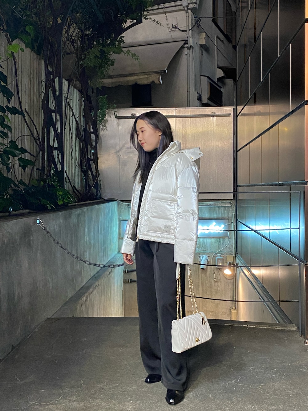 「AXchanger、AXchange、AXCatStreet、アルマーニエクスチェンジ、armaniexchange、フレアパンツ、きれいめカジュアル、ショートブーツ、ワイドパンツ、シンプルコーデ」｜「ARMANI EXCHANGEの【A|X アルマーニ エクスチェンジ】YOU.ME.US　スタンドネック　フーディパファーブルゾン（ブルゾン、ホワイト系）」を使った、かわみーさん（レディース・158cm）の秋コーディネートの1枚目の写真