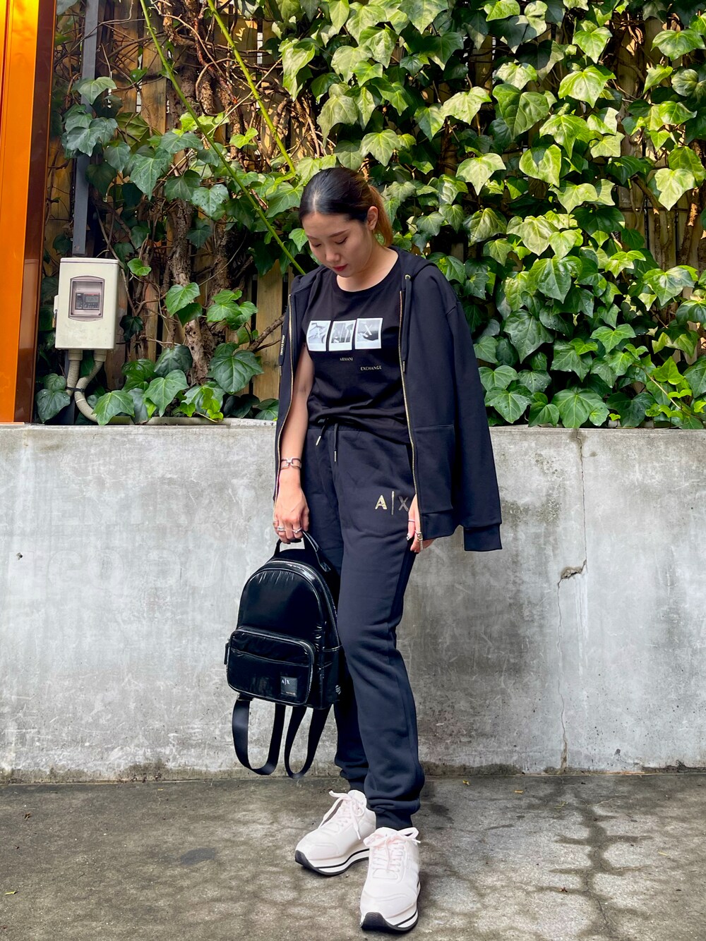 「AXchanger、AXchange、AXCatStreet、アルマーニエクスチェンジ、armaniexchange、休日スタイル、リラックススタイル、モノトーン、白スニーカー、厚底シューズ、スウェット」｜「ARMANI EXCHANGEの【A|X アルマーニ エクスチェンジ】フォトデザイン　半袖クルーネックTシャツ/BOYFRIEND（Tシャツ/カットソー、ブラック系）」を使った、かわみーさん（レディース・158cm）の夏コーディネートの1枚目の写真