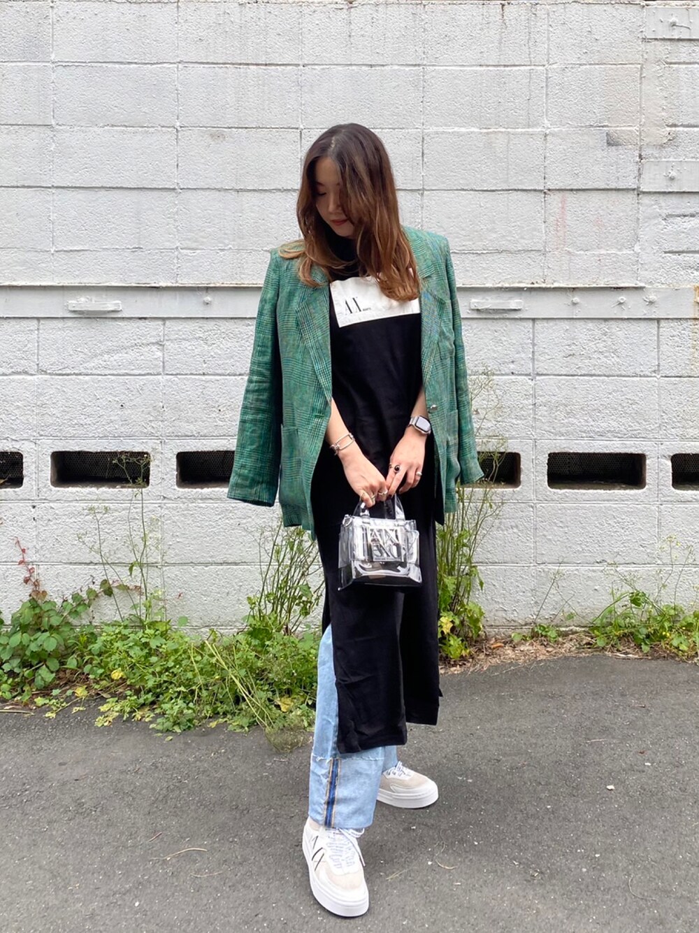 「AXchanger、AXCatStreet、AXchange、アルマーニエクスチェンジ、armaniexchange、ジャケットコーデ、ジャケット　デニム、ジャケット スニーカー、Tシャツワンピ、グリーン」｜「ARMANI EXCHANGEの【A|X アルマーニ エクスチェンジ】AX BEATS　サイドスリット　Tシャツワンピース（ワンピース、ブラック系）」を使った、かわみーさん（レディース・158cm）の春コーディネートの1枚目の写真