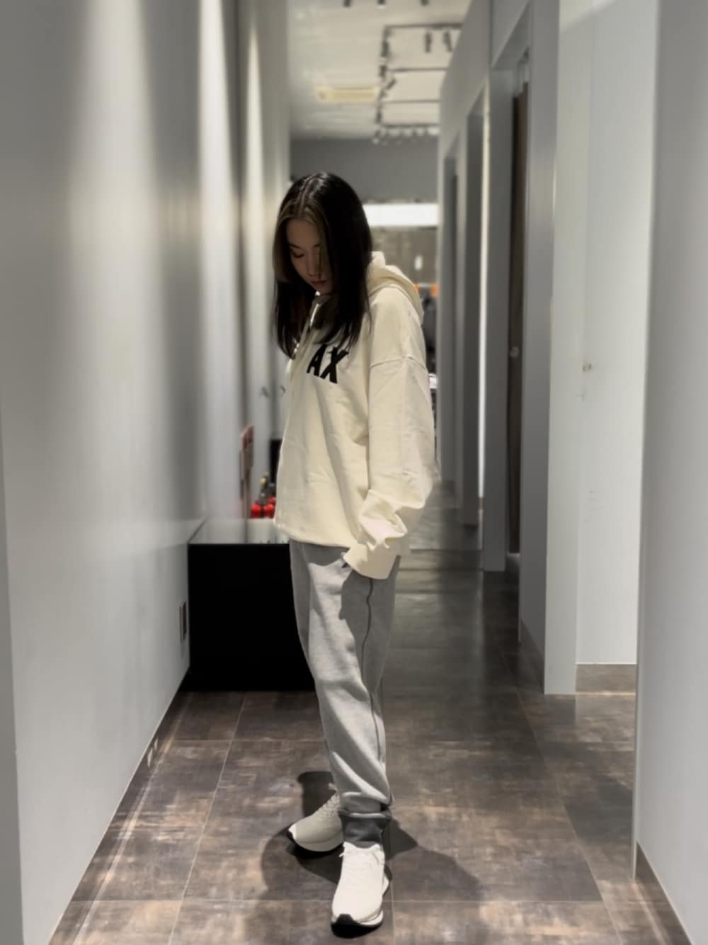 「armaniexchange、アルマーニエクスチェンジ、AXchanger、AXchange、オーバーサイズ、男女兼用、ユニセックス、リラックスコーデ、ルームウェア、カジュアルコーデ、ゆるコーデ、スウェット、白スウェット、白スニーカー」｜「ARMANI EXCHANGEの【A|X アルマーニ エクスチェンジ】AXロゴ スウェットフーデッドパーカー (UNISEX CAPSULE)（スウェット、ホワイト系）」を使った、かわみーさん（レディース・158cm）の冬コーディネートの1枚目の写真