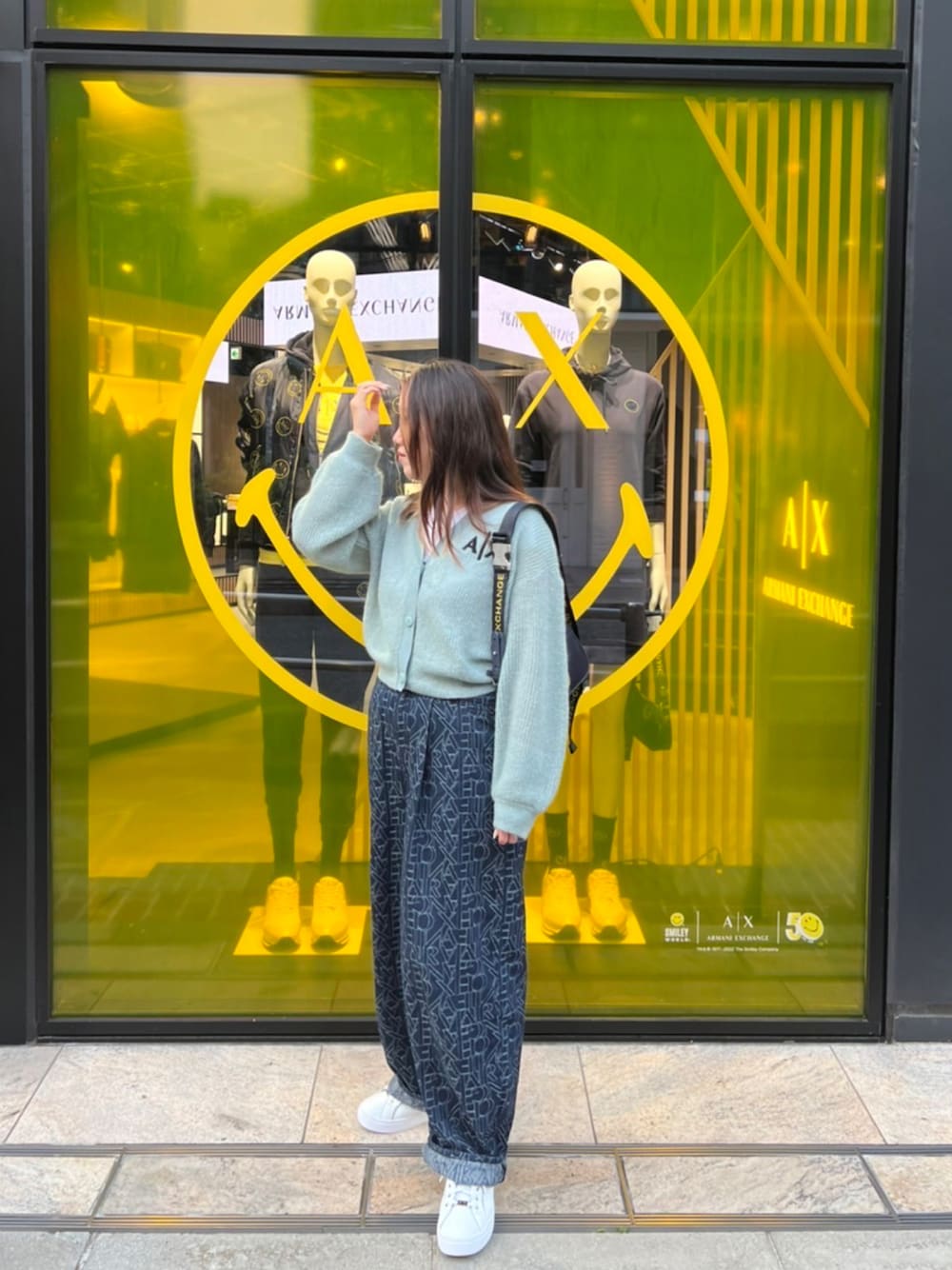 「AXchanger、AXchange、AXCatStreet、アルマーニエクスチェンジ、armaniexchange、ワイドデニム、ホワイトスニーカー、ミニバック、ニット、カーディガン」｜「ARMANI EXCHANGEの【A|X アルマーニ エクスチェンジ】A|Xロゴ　モヘアニットショートカーディガン（カーディガン/ボレロ、ブルー系）」を使った、かわみーさん（レディース・158cm）の秋コーディネートの1枚目の写真