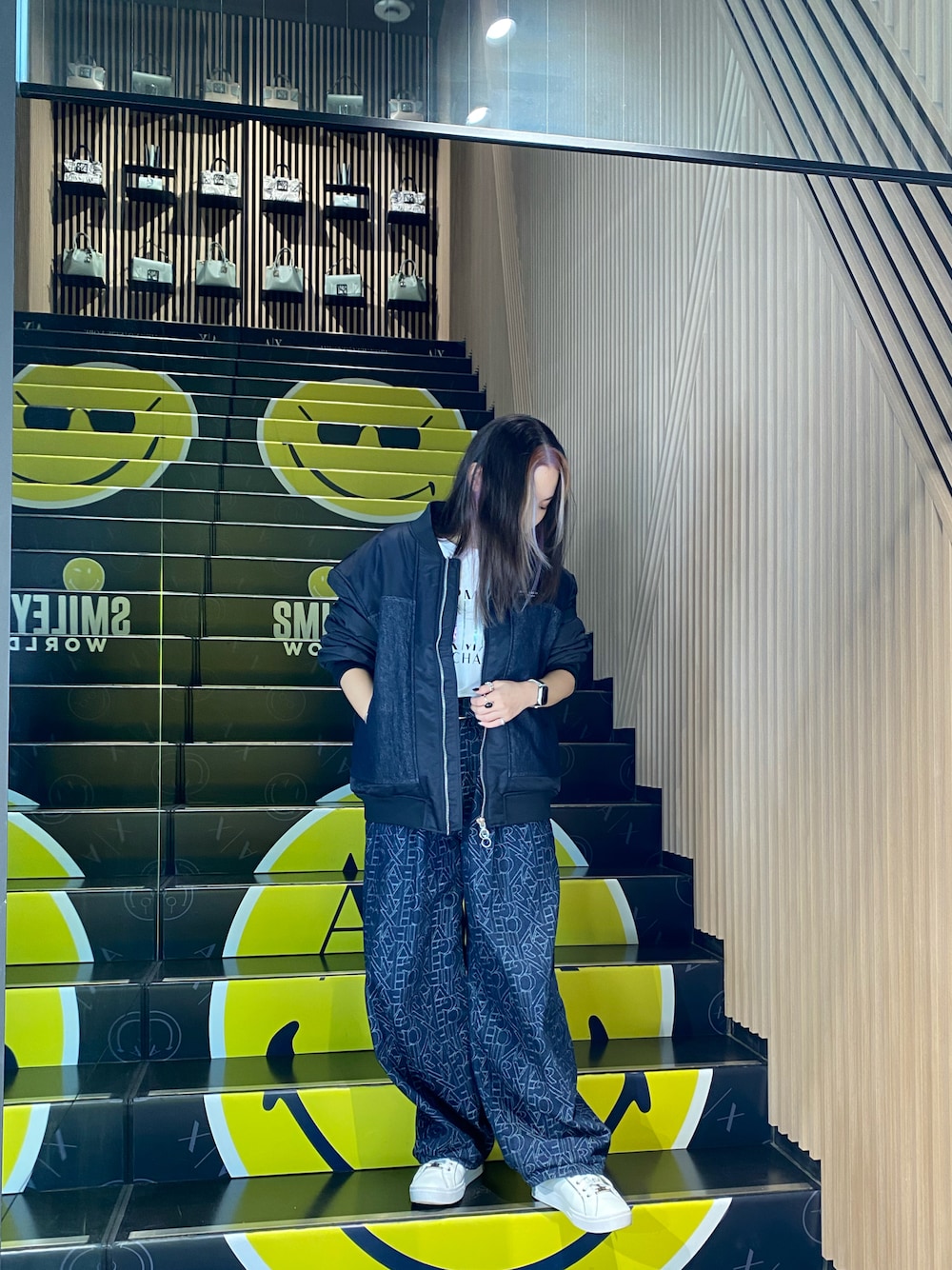 「AXchanger、AXchange、AXCatStreet、アルマーニエクスチェンジ、armaniexchange、デニム、バルーンパンツ、ワイドデニム、デニムジャケット、シンプル、カジュアル」｜「ARMANI EXCHANGEの【A|X アルマーニ エクスチェンジ】AXロゴ　スパンコールデザイン　半袖クルーネックTシャツ/SLIM（Tシャツ/カットソー、ホワイト系）」を使った、かわみーさん（レディース・158cm）の秋コーディネートの1枚目の写真
