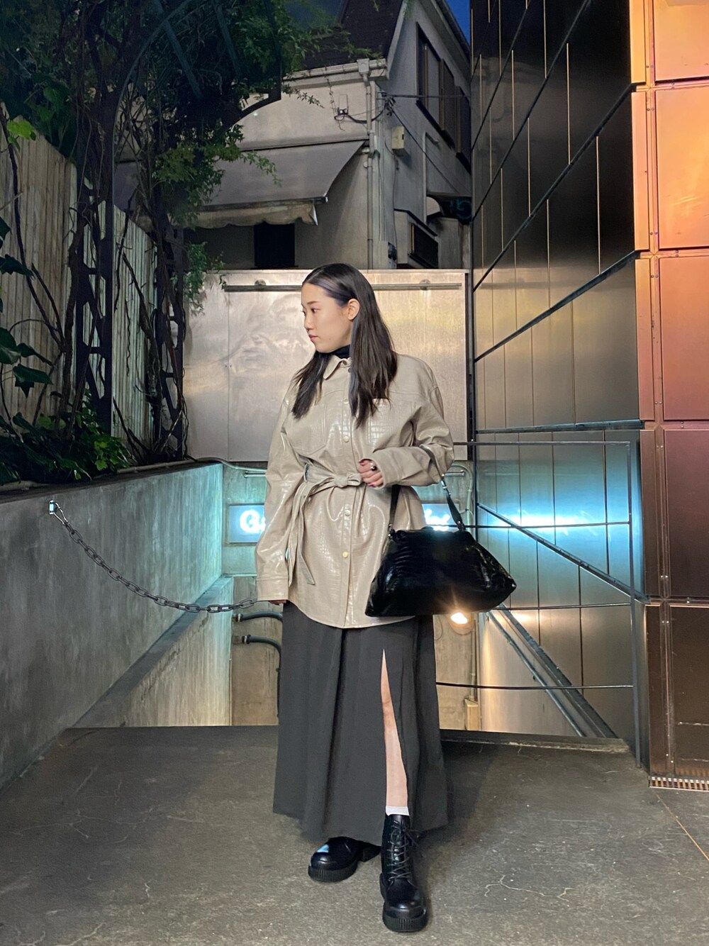 「AXchanger、AXchange、AXCatStreet、アルマーニエクスチェンジ、armaniexchange、レイヤードスタイル、レザーバッグ、レザーシャツ、オトナカジュアル、キレイめ」｜「ARMANI EXCHANGEの【A|X アルマーニ エクスチェンジ】クロコ柄　フェイクレザーシャツジャケット（その他アウター、ベージュ系）」を使った、かわみーさん（レディース・158cm）の秋コーディネートの1枚目の写真