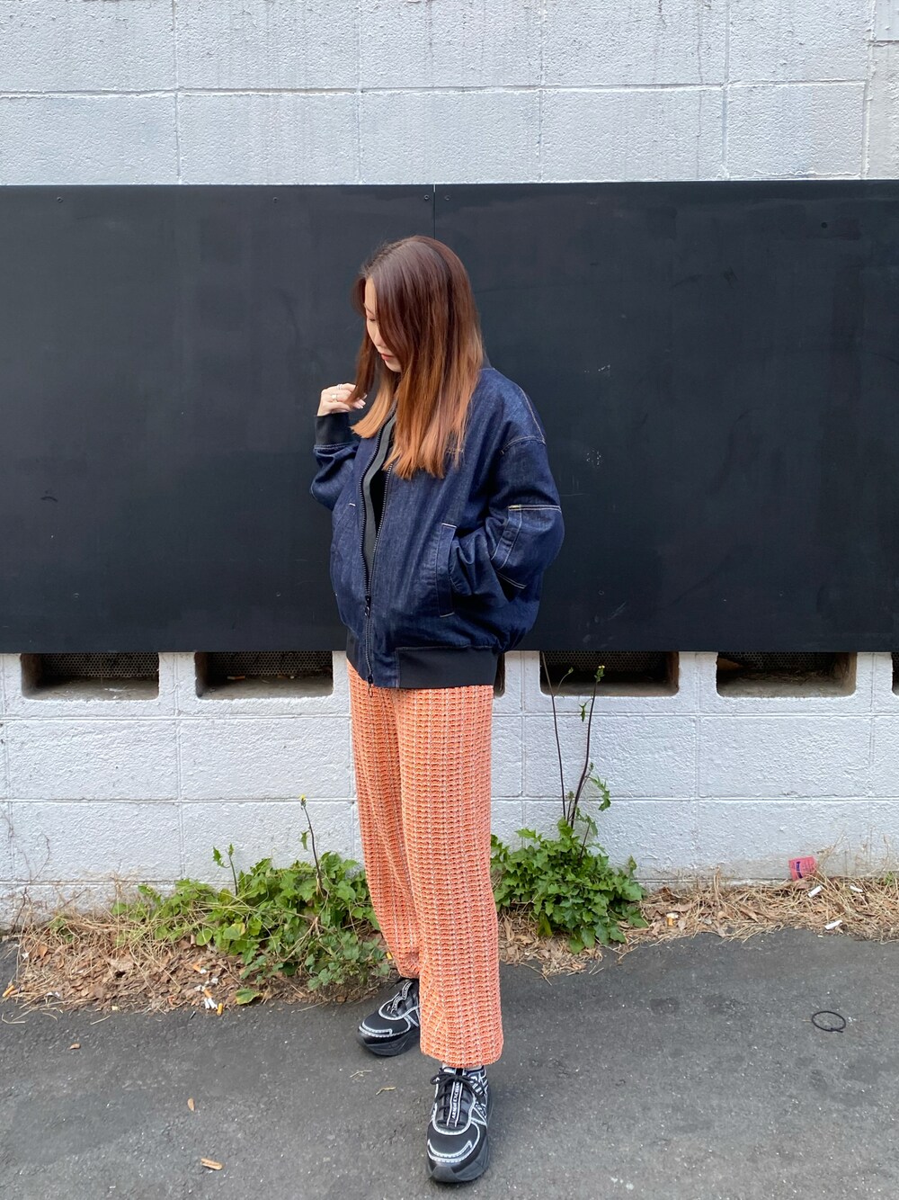 「AXchanger、AXchange、AXCatStreet、アルマーニエクスチェンジ、armaniexchange、デニムジャケット、オレンジパンツ、カラーパンツ、オーバーサイズ、カジュアルコーデ」｜「ARMANI EXCHANGEの【A|X アルマーニ エクスチェンジ】AXロゴ刺繍　デニムボンバージャケット（ブルゾン、ブルー系）」を使った、かわみーさん（レディース・158cm）の春コーディネートの1枚目の写真