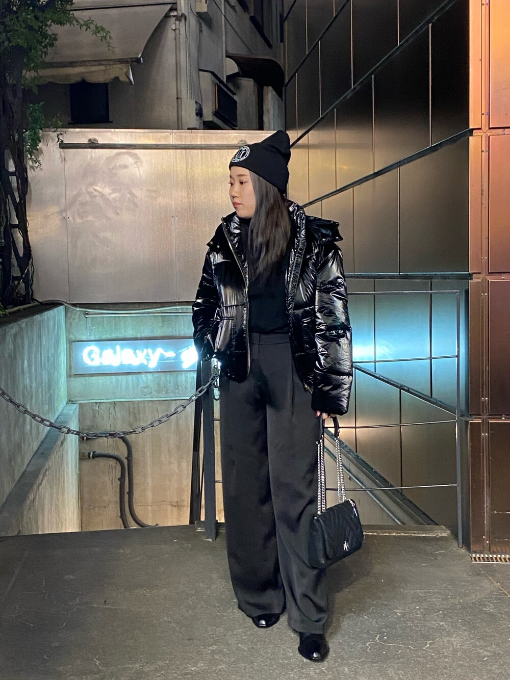 「AXchanger、AXchange、AXCatStreet、armaniexchange、アルマーニエクスチェンジ、シンプルコーデ、ブラック、大人女子、冬のコーデ、ブラックコーデ」｜「ARMANI EXCHANGEの【A|X アルマーニ エクスチェンジ】A|Xロゴパッチ　ニットキャップ（ニットキャップ/ビーニー、ブラック系）」を使った、かわみーさん（レディース・158cm）の秋コーディネートの1枚目の写真