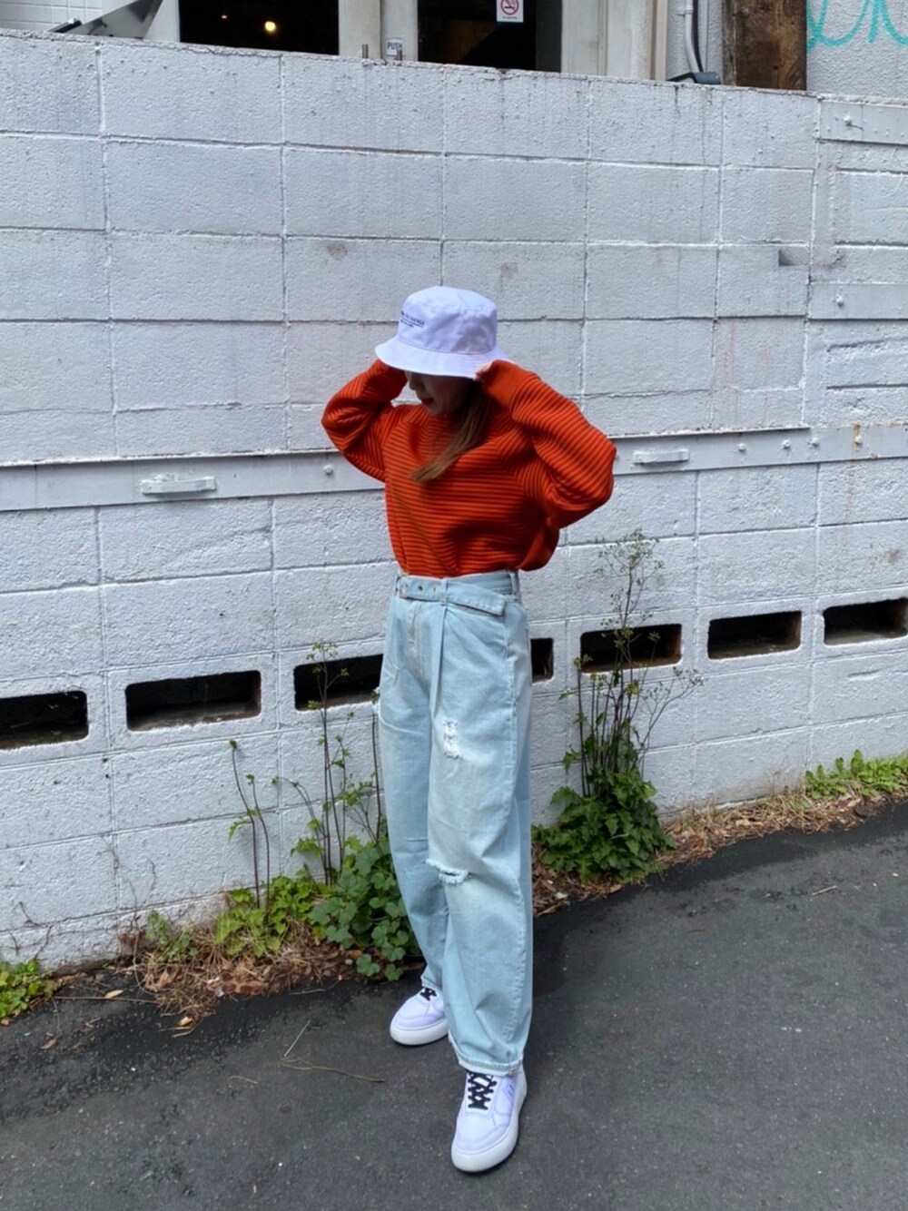 「AXchanger、AXchange、アルマーニエクスチェンジ、armaniexchange、AXCatStreet、デニム、白スニーカー、オレンジ、カジュアル、バケットハット」｜「ARMANI EXCHANGEの【A|X アルマーニ エクスチェンジ】シャドーボーダー柄　スウェットプルオーバー（スウェット、オレンジ系）」を使った、かわみーさん（レディース・158cm）の春コーディネートの1枚目の写真