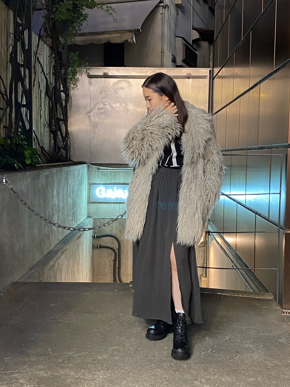 「AXchanger、AXchange、AXCatStreet、armaniexchange、アルマーニエクスチェンジ、オトナカワイイ、冬のコーデ、ファーコート、スリットスカート、アースカラー」｜「ARMANI EXCHANGEの【A|X アルマーニ エクスチェンジ】エコファーコート（チェスターコート、ベージュ系）」を使った、かわみーさん（レディース・158cm）の秋コーディネートの1枚目の写真