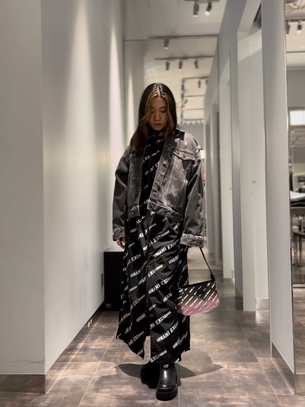 「AXchanger、AXchange、アルマーニエクスチェンジ、armaniexchange、モノトーンコーデ、オトナカワイイ、春服コーデ、ラクチンコーデ、ショートブーツ、ootd、スプリングコート、モード、シンプル、デニムジャケット、総柄」｜「ARMANI EXCHANGEの¥31,020（デニムジャケット、グレー系）」を使った、かわみーさん（レディース・158cm）の冬コーディネートの1枚目の写真