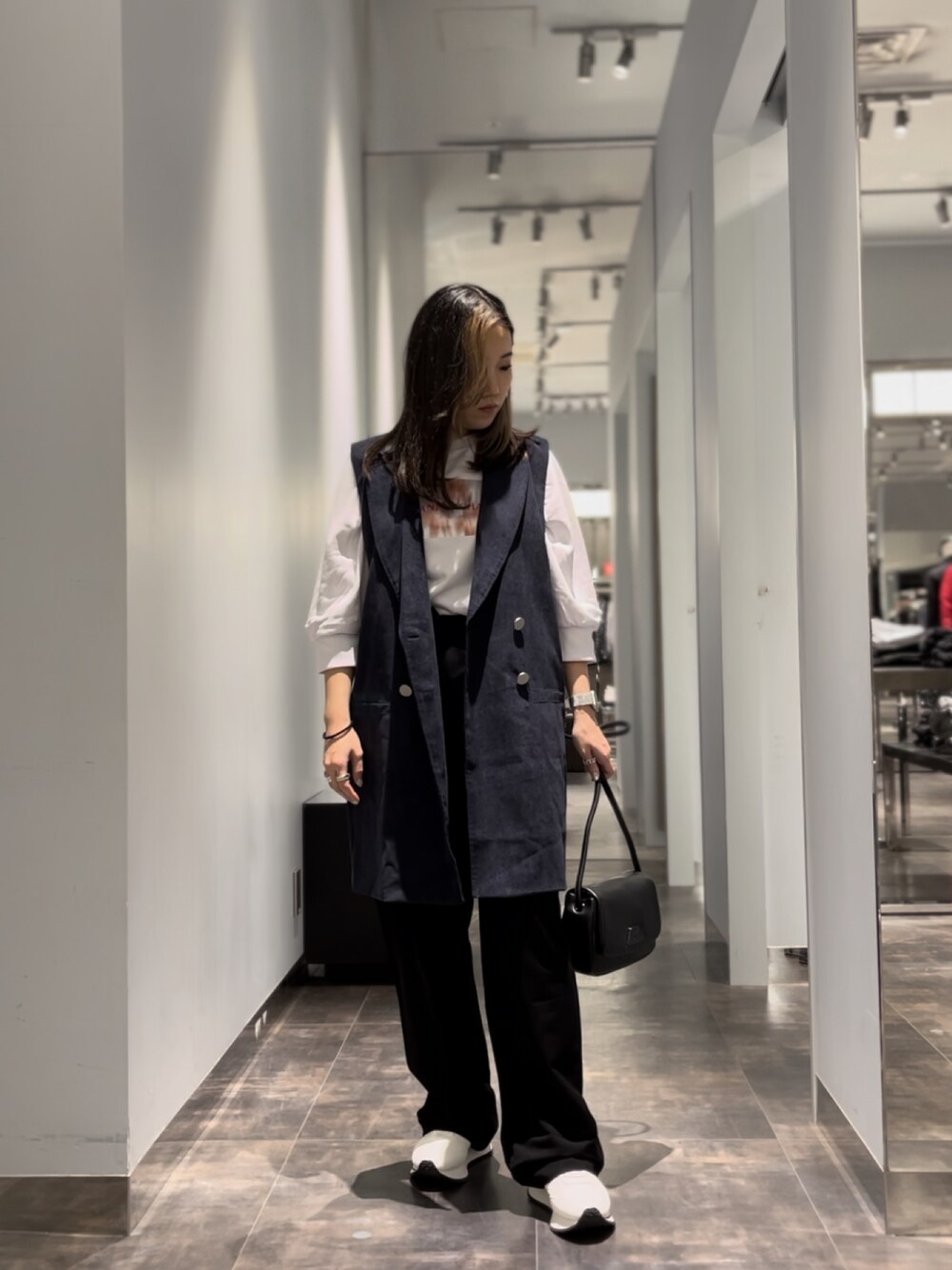 「AXchanger、AXchange、アルマーニエクスチェンジ、armaniexchange、ショルダーバッグ、ootd、ミニバッグ、春、スニーカーコーデ、ベスト、きれいめカジュアル」｜「ARMANI EXCHANGEの【A|X アルマーニ エクスチェンジ】A|Xプレートロゴ　ミニショルダーバック（ショルダーバッグ、ブラック系）」を使った、かわみーさん（レディース・158cm）の冬コーディネートの1枚目の写真