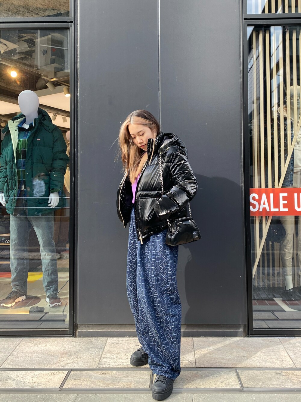 「AXchanger、AXchange、AXCatStreet、アルマーニエクスチェンジ、armaniexchange、休日コーデ、オトナカジュアル、ワイドデニム、派手、ミニバッグ」｜「ARMANI EXCHANGEの【A|X アルマーニ エクスチェンジ】YOU.ME.US　スタンドネック　フーディパファーブルゾン（ブルゾン、ブラック系）」を使った、かわみーさん（レディース・158cm）の冬コーディネートの1枚目の写真
