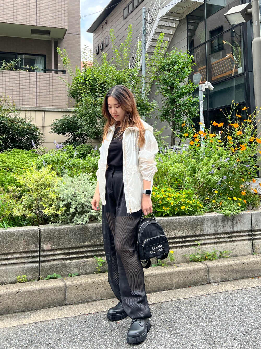 「AXchanger、AXchange、AXCatStreet、アルマーニエクスチェンジ、armaniexchange、オトナカジュアル、リラックススタイル、カジュアル、ナイロンジャケット、秋のコーデ」｜「ARMANI EXCHANGEの【A|X アルマーニ エクスチェンジ】A|Xロゴ　ナイロンフーディジャケット（リサイクルナイロン）（ナイロンジャケット、ホワイト系）」を使った、かわみーさん（レディース・158cm）の夏コーディネートの1枚目の写真