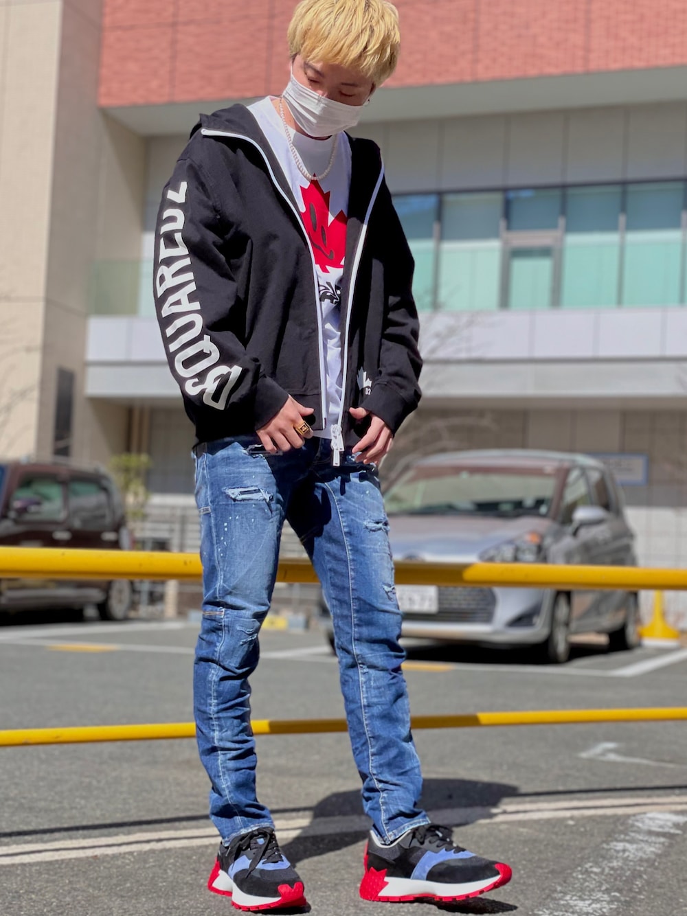 「DSQUARED2、ROYAL FLASH、royalflash梅田、スニーカー、いいね、save、フォローお願いします🤑、おしゃれさんと繋がりたい」｜「DSQUARED2のアイテム（Tシャツ/カットソー、ホワイト系）」を使った、kaiseiさん（メンズ・172cm）の冬コーディネートの1枚目の写真