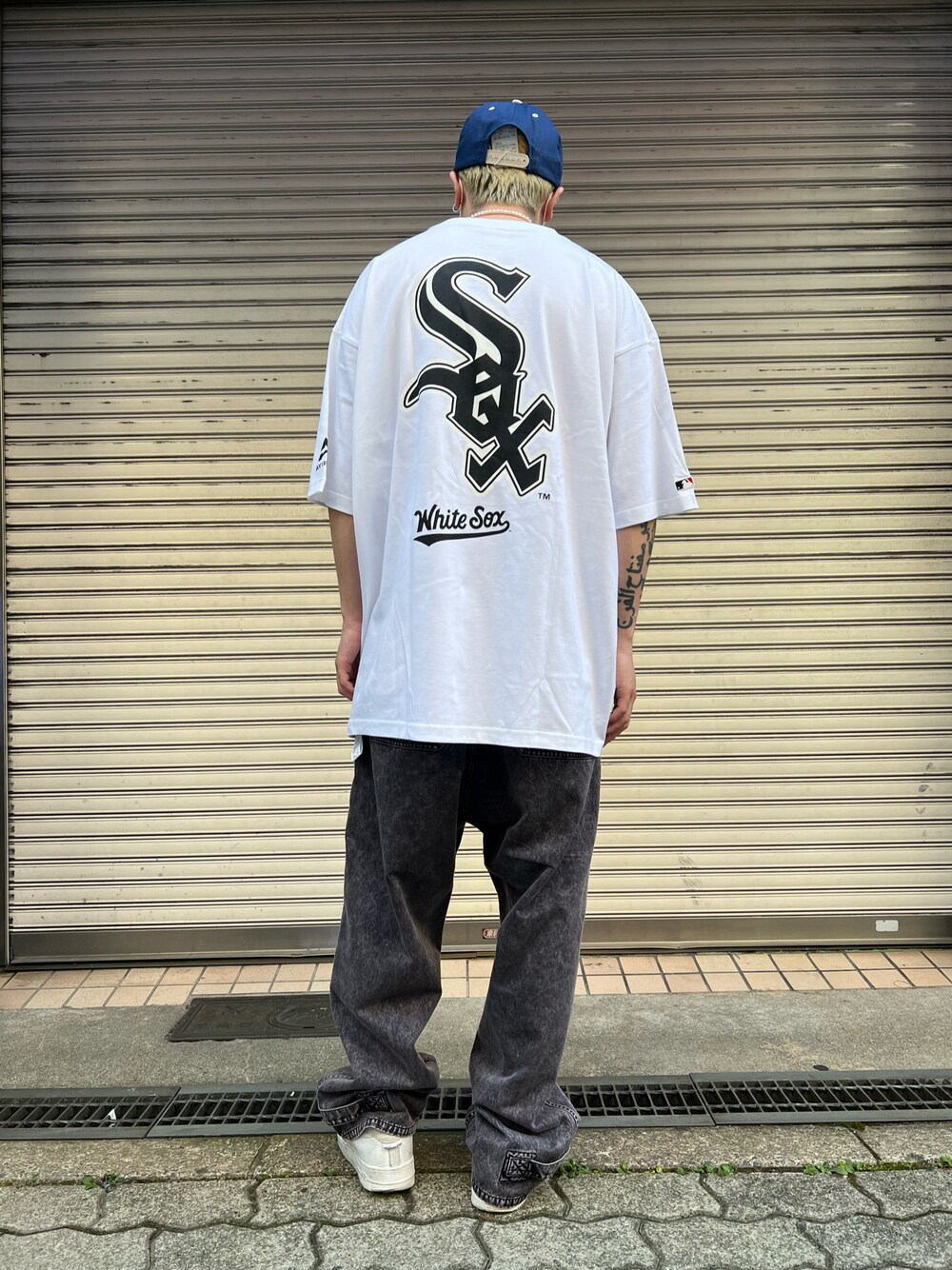 「backlash、Dickies、SAINT M××××××、AVIREX、ROYAL FLASH、royalflash梅田、ROYAL FLASH南船場、いいね、save、フォローお願いします🤑、おしゃれさんと繋がりたい、夏コーデ、シンプル、休日コーデ、ワイドパンツ、スニーカーコーデ」｜「AVIREXの【MLB×AVIREX】ホワイトソックス Tシャツ/WHITE SOX T-SHIRT / アヴィレックス / AVIREX（Tシャツ/カットソー、ホワイト系）」を使った、kaiseiさん（メンズ・172cm）の夏コーディネートの1枚目の写真