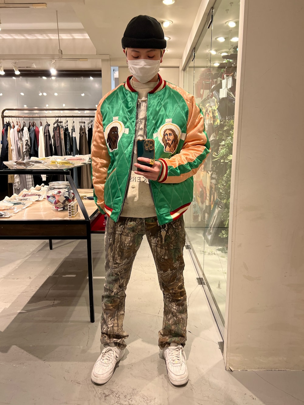「SAINT M××××××、ストリート、NIKE、おしゃれさんと繋がりたい、いいね、save、フォローお願いします🤑、ROYAL FLASH」｜「ROYAL FLASHのアイテム（スカジャン、グリーン系）」を使った、kaiseiさん（メンズ・172cm）の春コーディネートの1枚目の写真