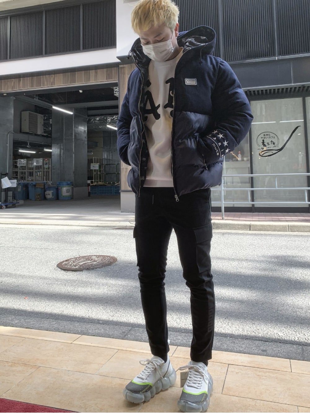 「スウェット、ダウンジャケット、ROYAL FLASH、royalflash梅田、金髪、モード、muta、e JEANS、studmuffin」｜「mutaのアイテム（ダウンジャケット/コート、ブルー系）」を使った、kaiseiさん（メンズ・172cm）の冬コーディネートの1枚目の写真