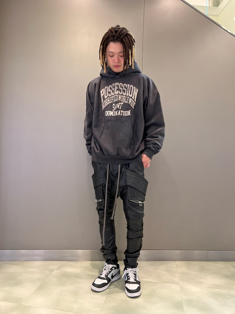 「SAINT M××××××、afartefact、ナイキ、ナイキソックス、きれいめカジュアル、ROYAL FLASH、royalflash梅田、ROYAL FLASH南船場、いいね、save、フォローお願いします🤑、おしゃれさんと繋がりたい、休日スタイル、オーバーサイズ、大人コーデ」｜「ROYAL FLASHのアイテム（トップス、ブラック系）」を使った、kaiseiさん（メンズ・172cm）の冬コーディネートの1枚目の写真