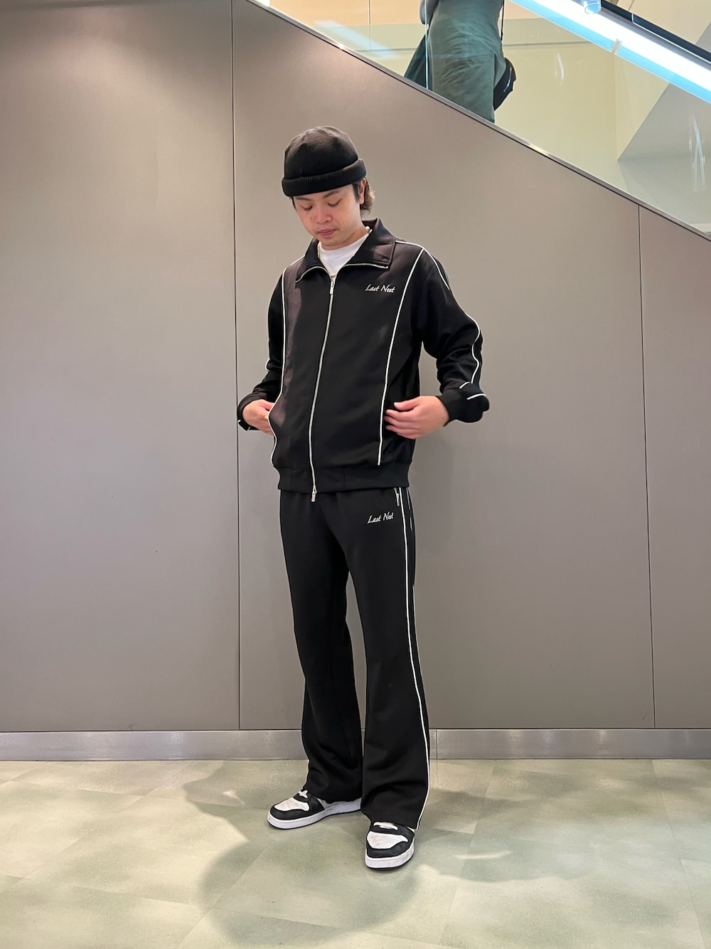 「LASTNEST、NIKE、セットアップ、ジャージ、ROYAL FLASH、royalflash梅田、ROYAL FLASH南船場、いいね、save、フォローお願いします🤑、おしゃれさんと繋がりたい、大人コーデ、休日コーデ、メンズファッション、秋」｜「ROYAL FLASHのアイテム（ジャージ、ブラック系）」を使った、kaiseiさん（メンズ・172cm）の秋コーディネートの1枚目の写真